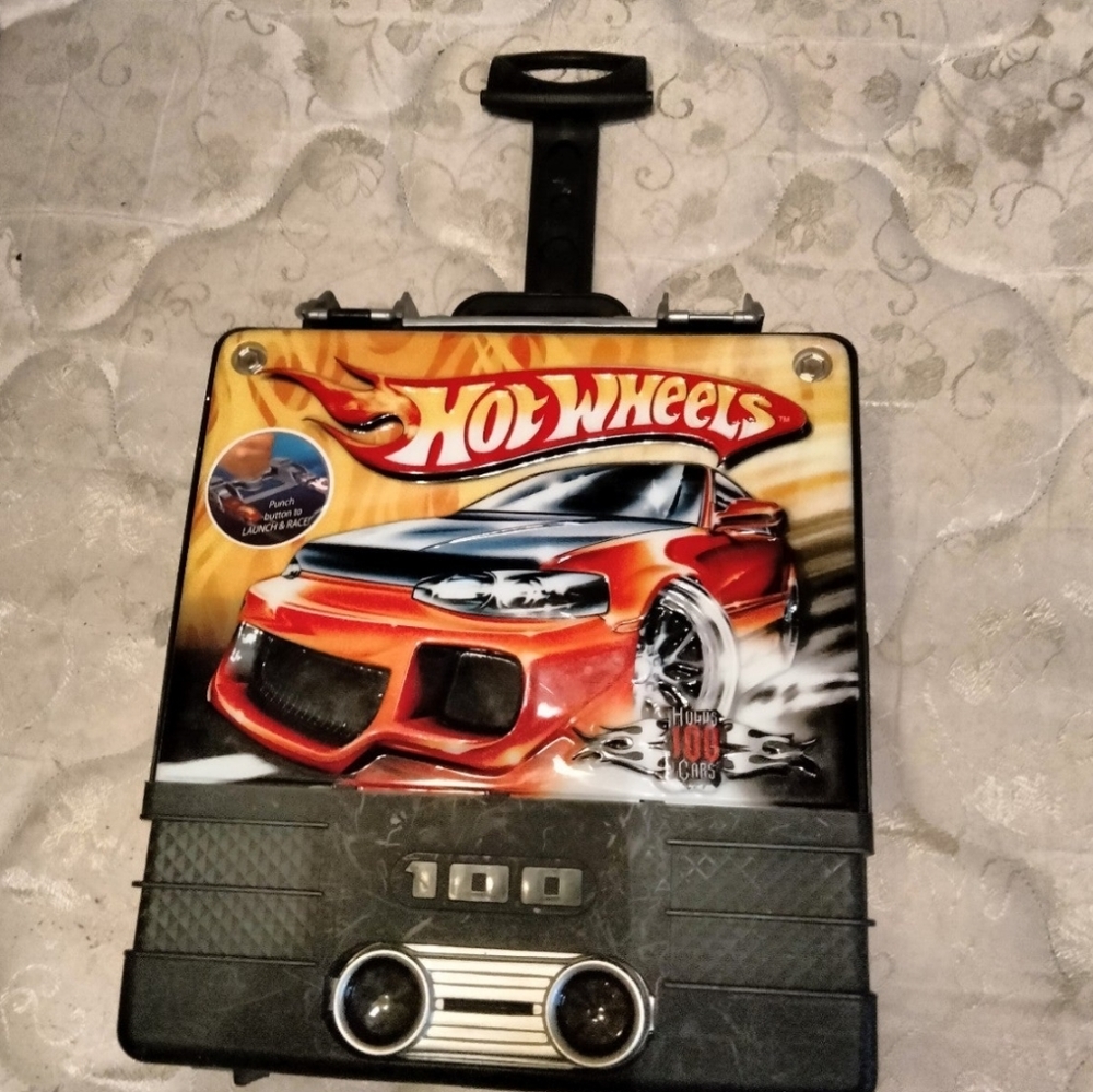 2005 Original Hot Wheels Case on Wheels with 74 cars. Vintage